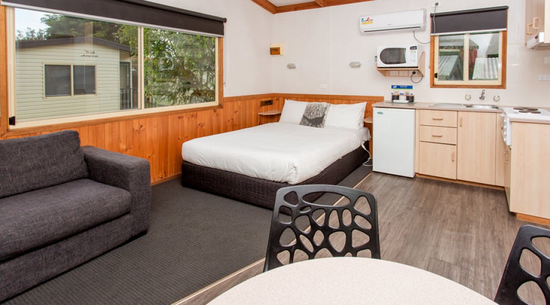 BIG4 Melbourne Accommodation One Bedroom Cabin 4 berth 900px 01