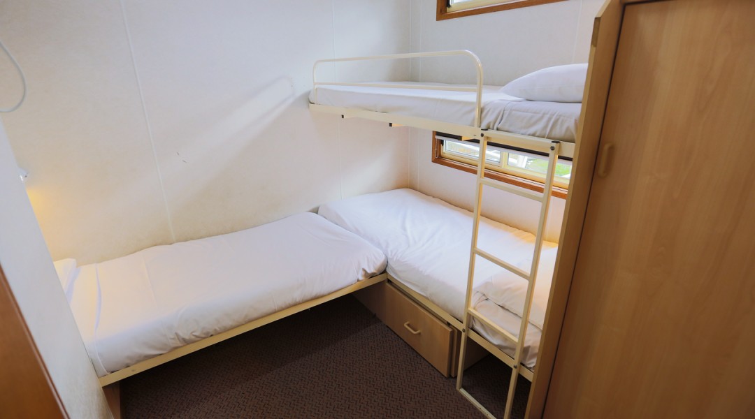 1 bedroom cabin 5 berth bunks single bed melbourne accommodation family