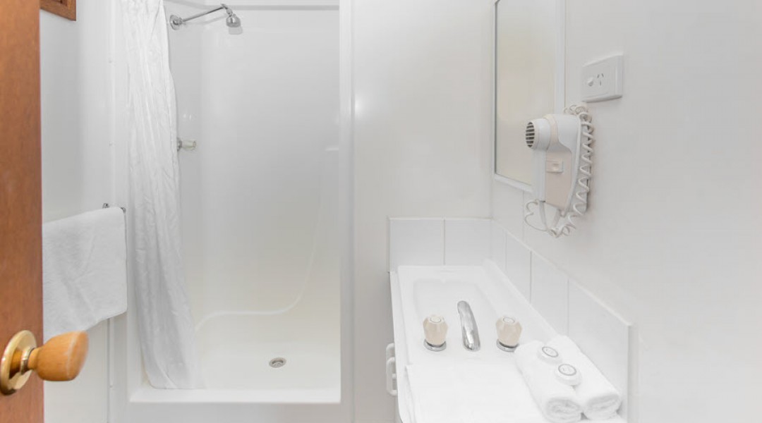 BIG4 Melbourne Accommodation One Bedroom Deluxe Cabin 5 berth 900px 04