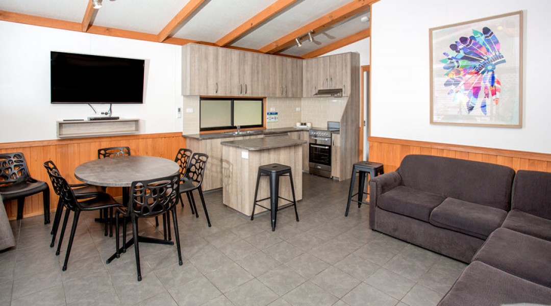 BIG4 Melbourne Accommodation Three Bedroom Deluxe Villa 8 berth 900px 02