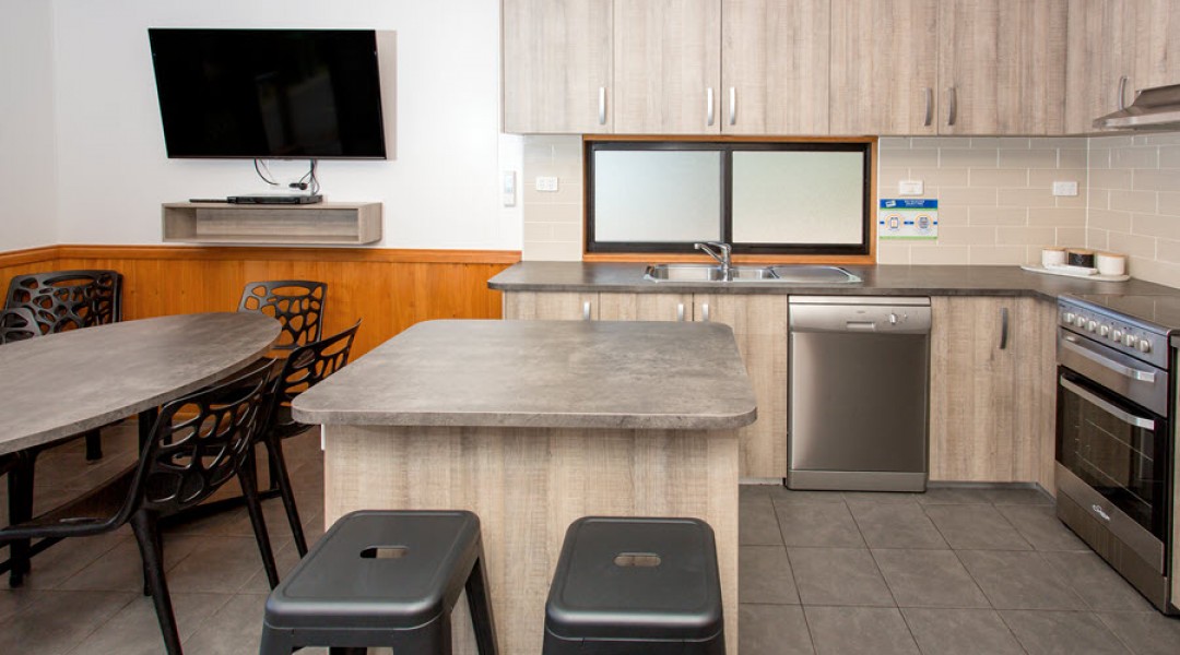 BIG4 Melbourne Accommodation Three Bedroom Deluxe Villa 8 berth 900px 04