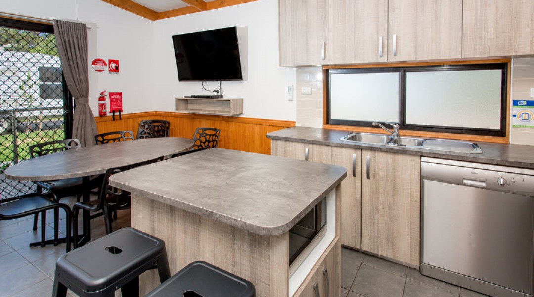 BIG4 Melbourne Accommodation Three Bedroom Deluxe Villa 8 berth 900px 05